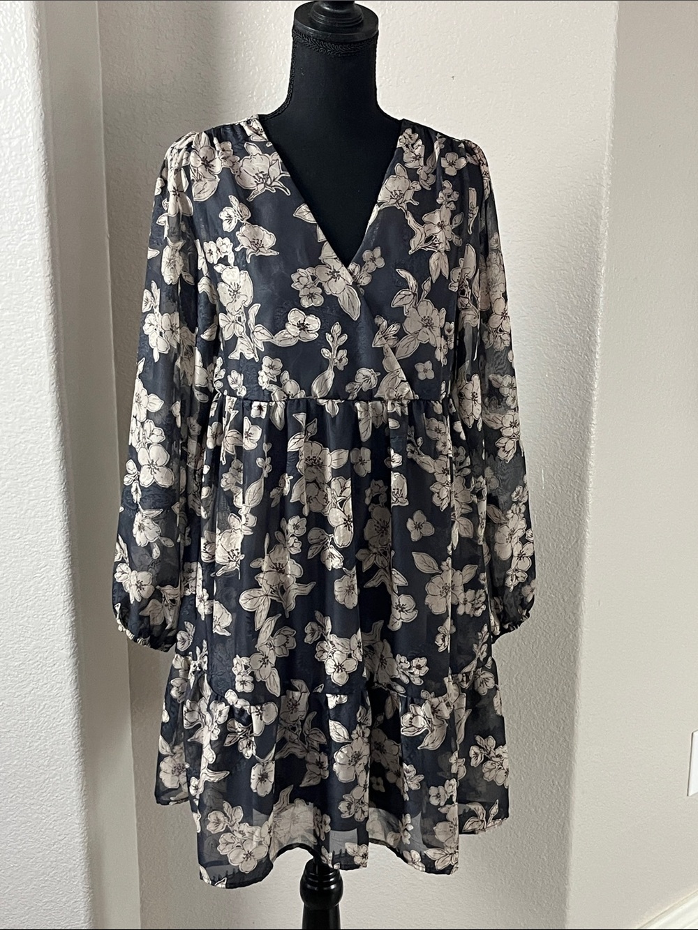 Gilli Black Cream Floral V-Neck Long Sleeve Tiered Mini Dress Sz S Boho TC0451
